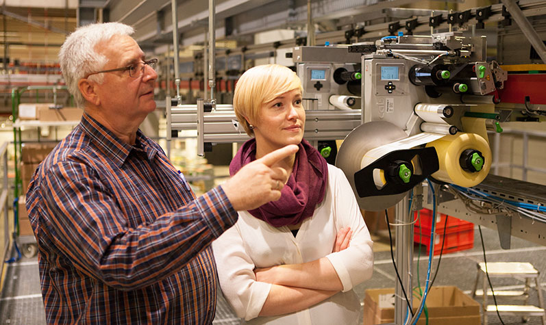 CAB即時(shí)打印貼標(biāo)系統(tǒng)進(jìn)行危險(xiǎn)品標(biāo)簽貼標(biāo)作業(yè)